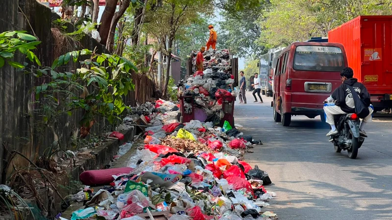 Bau Menyengat Bikin Resah, Gunungan Sampah di Jalan Cut Mutia Kota Bekasi Akhirnya Lenyap Diangkut Petugas!